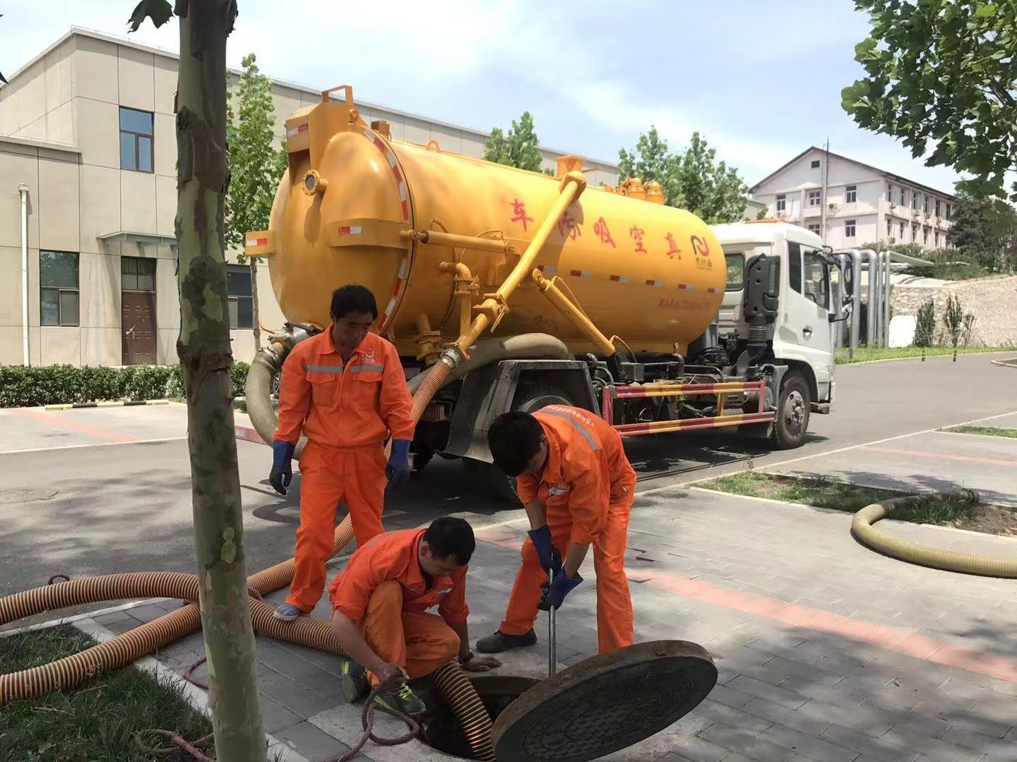 佛罗镇化粪池清理与5-8吨吸粪车施工效率分析